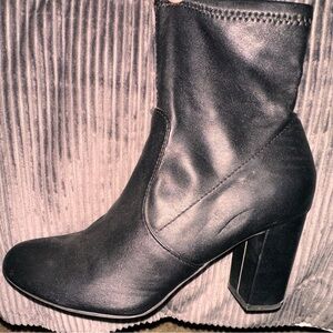Black boots. Stretch upper with zipper